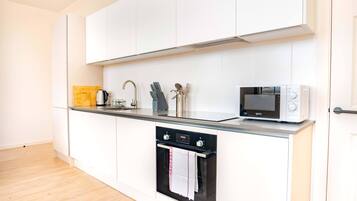 Refrigerador, microondas, horno y parrilla de estufa