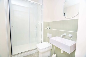 Een douche, een haardroger, handdoeken