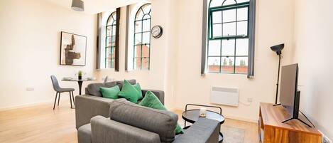 Una televisión, una oficina