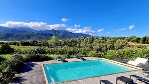 Una piscina al aire libre, una piscina climatizada