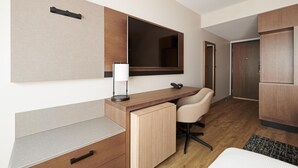 Rom (High Floor, 2 Queen Beds w/Sofa Bed) | Safe på rommet, blendingsgardiner og strykejern/-brett