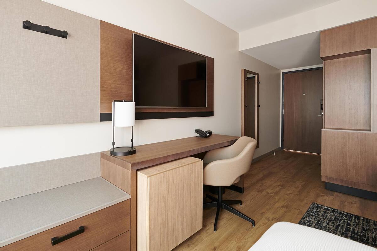 客房 (High Floor, 2 Queen Beds w/Sofa Bed) | 客房內保險箱、遮光布/窗簾、熨斗/熨衣板、免費無線上網
