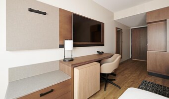 Habitación (High Floor, 2 Queen Beds w/Sofa Bed) | Caja fuerte, cortinas opacas, tabla de planchar con plancha