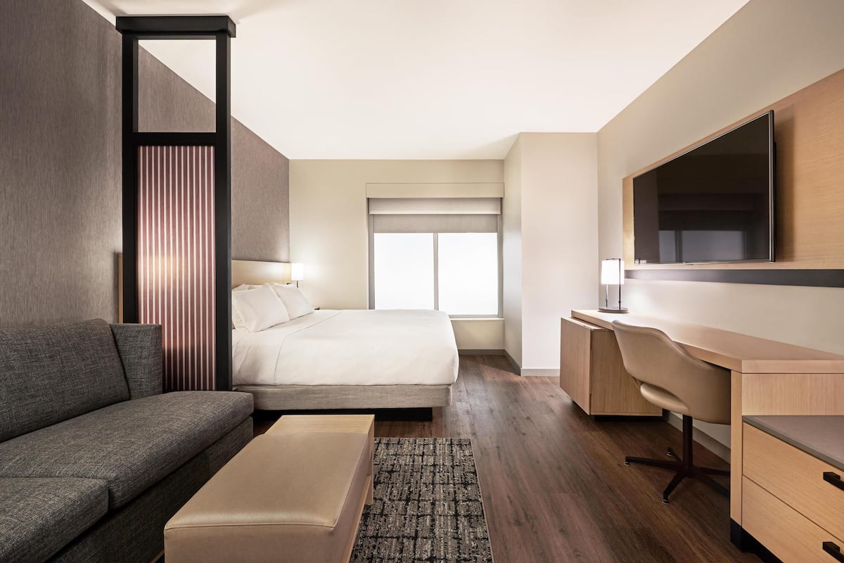 Safe på rommet, blendingsgardiner og strykejern/-brett