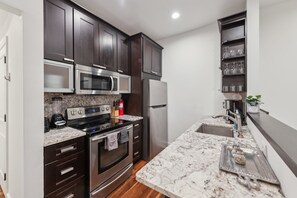 Fridge, microwave, oven, stovetop - Above Ground 1BR with Kitchen, Washer/Dryer & AC! (Washington)