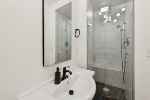 Shower, hair dryer, towels - Above Ground 1BR with Kitchen, Washer/Dryer & AC! (Washington)