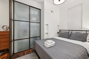 1 bedroom, desk, iron/ironing board, WiFi - Above Ground 1BR with Kitchen, Washer/Dryer & AC! (Washington)