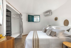 Comfort Room | Minibar, bed sheets