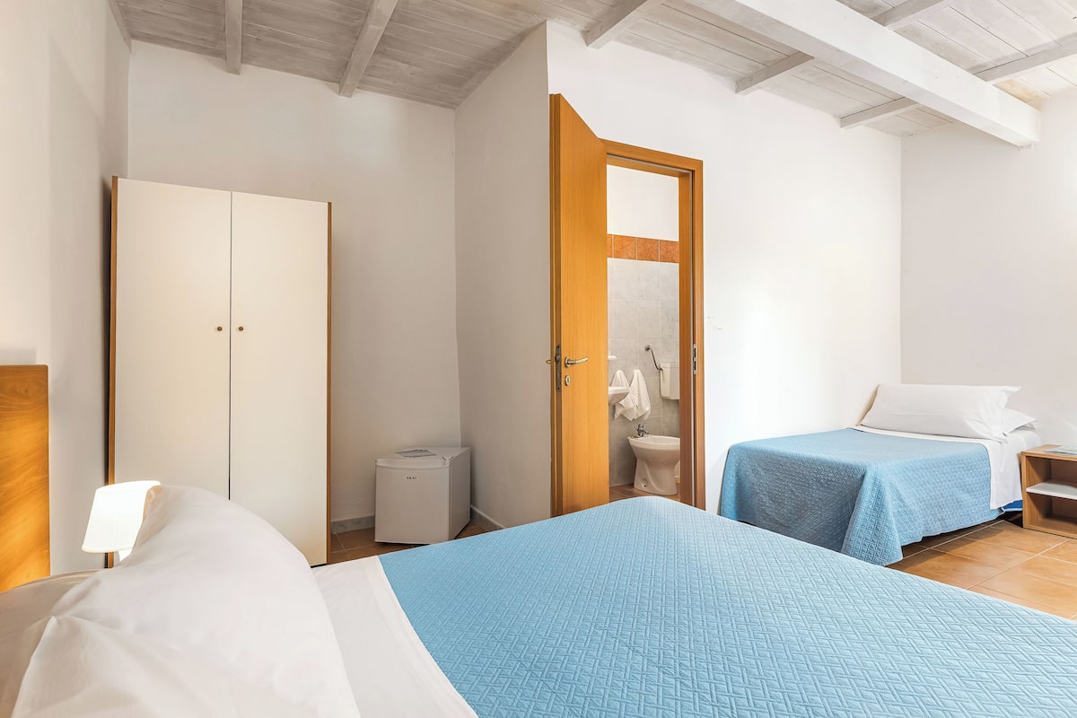 Minibar y ropa de cama