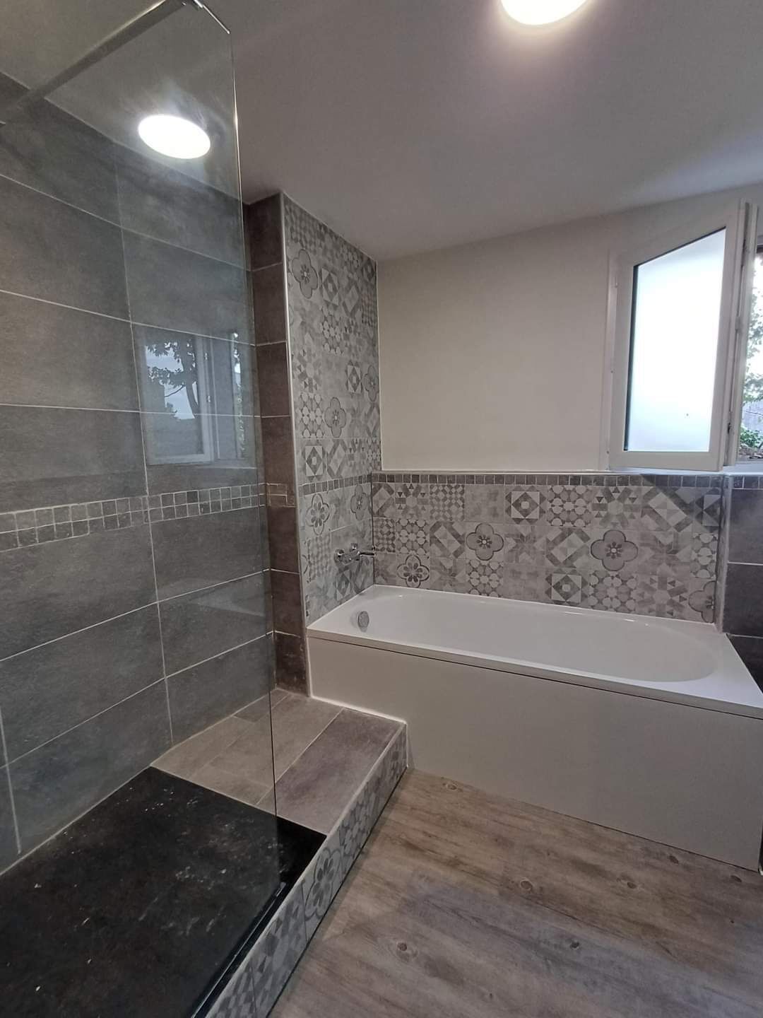 Secadora de cabello, toallas, jabón, papel de baño 