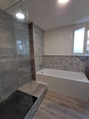 Sèche-cheveux, serviettes fournies, savon, papier toilette