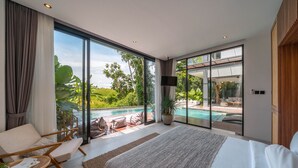 Une chambre moderne avec un grand lit, une télévision et une vue sur une piscine.