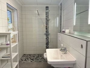 Shower, towels - Großzügiges Ferienappartement in Ruhiger Wohnsiedlung (Sassnitz)