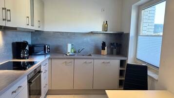 Wasserkocher mit Kaffee-/Teezubehör, Kühlschrank, Mikrowelle, Ofen