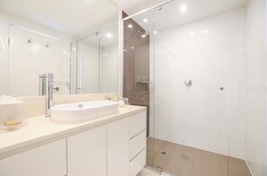 Douche, sèche-cheveux, serviettes fournies