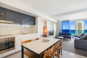 Fridge, microwave, oven, stovetop - Some of the best views in the city! (Surfers Paradise)