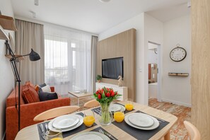 Apartment, 1 Bedroom, Balcony, Sea Facing | In-room dining