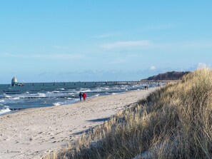 Beach - Ostseezwilling 2, Traumhafte Doppelhaushälfte für 6 Personen in Zingst mit Kamin (Zingst)