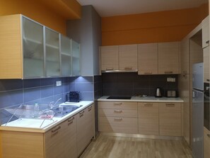 Een oven, een kookplaat, een vaatwasser