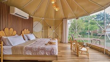 Panoramic Double Room | Laptop workspace, bed sheets
