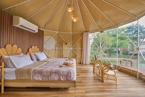 Habitación doble panorámica | Espacio para trabajar con laptop y ropa de cama 