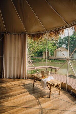 手提電腦工作空間、床單