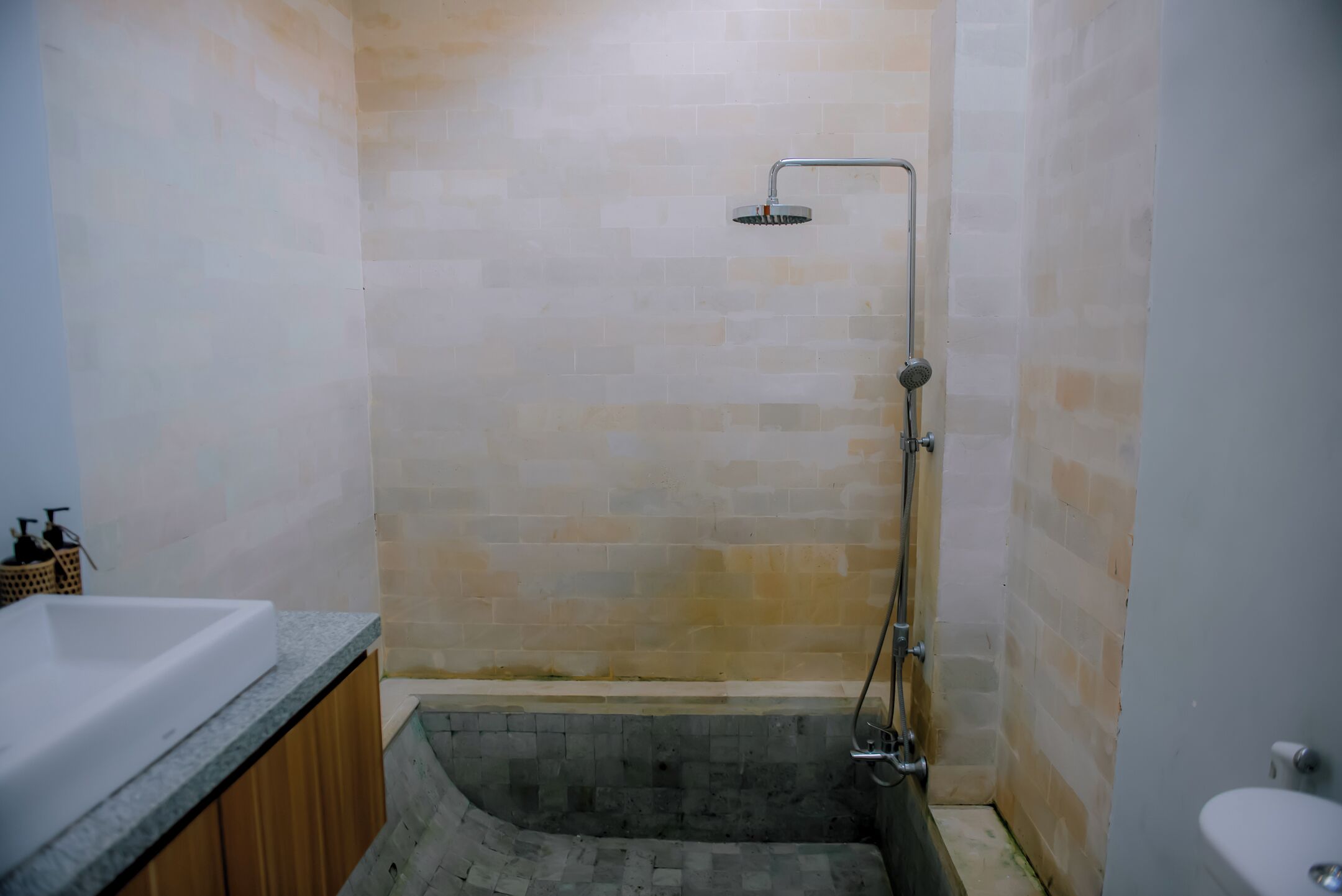 Un baño con ducha, bañera y retrete.