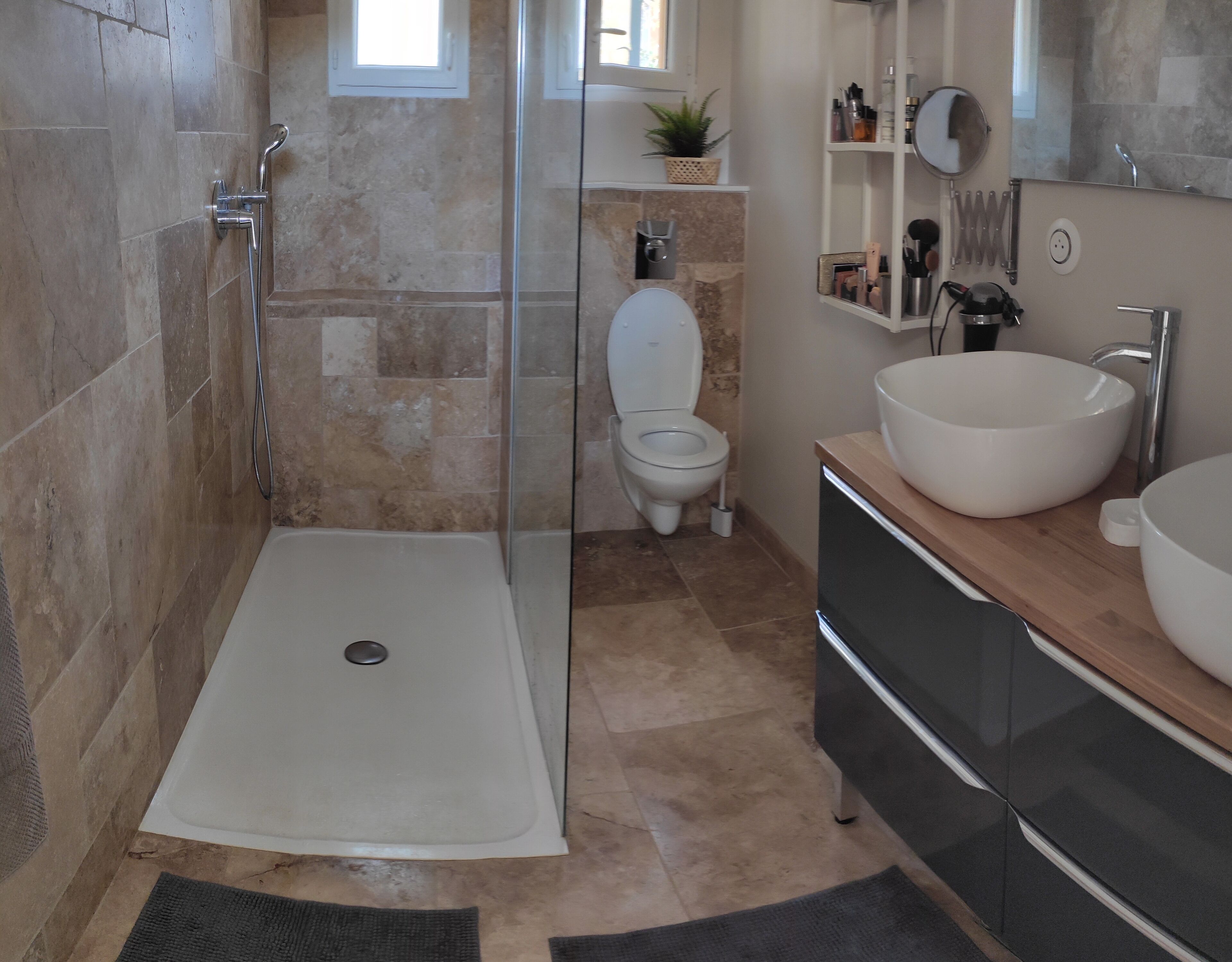 Douche, séchoir à cheveux, serviettes fournies, papier de toilette
