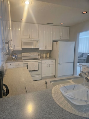 Fridge, microwave, oven, stovetop - Just a mintute walk to the beach! (Venice)