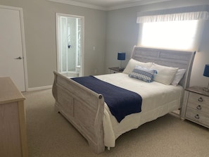 3 bedrooms, WiFi, bed sheets - Just a mintute walk to the beach! (Venice)