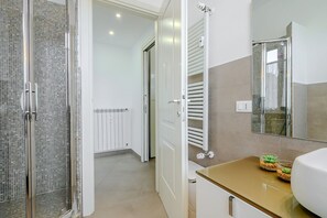 Douche, sèche-cheveux, bidet, serviettes fournies