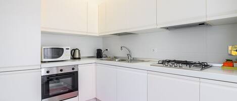 Kühlschrank, Mikrowelle, Ofen, Herdplatte