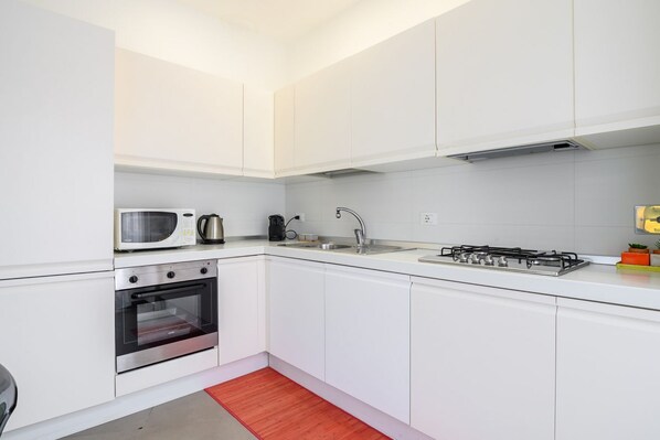 Fridge, microwave, oven, stovetop - D'Aquino Apartment St. Peter's (Roma)