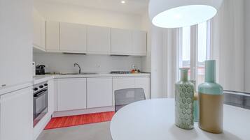 Frigorífico, microondas, horno y placa de cocina