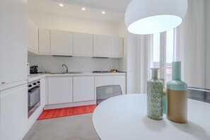 Køleskab, mikrobølgeovn, ovn, kogeplade