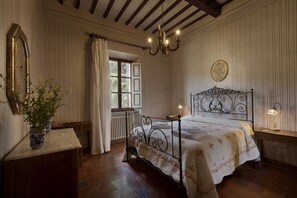 8 bedrooms, desk, travel crib, free WiFi - The timeless elegance with private pool (Poggibonsi)