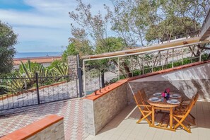 Outdoor dining - Il Nido offers a relaxing vacation a stone's throw from the sea. (Capoliveri)