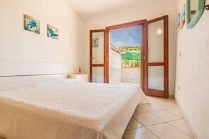 1 bedroom, WiFi - Il Nido offers a relaxing vacation a stone's throw from the sea. (Capoliveri)