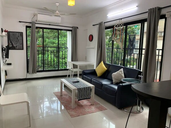 Smart TV - Serene Oasis near Bandra Seafront with Parking -R1 (Mumbai)