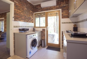 Microwave, stovetop, dishwasher - Elliott Lodge - Two storey lifestyle property sleeps 10 (Upwey)
