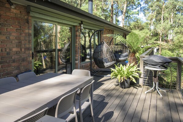 Outdoor dining - Elliott Lodge - Two storey lifestyle property sleeps 10 (Upwey)