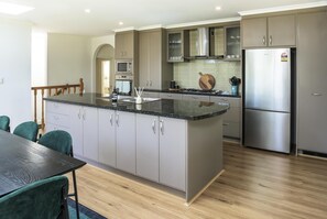 Microwave, stovetop, dishwasher - Elliott Lodge - Two storey lifestyle property sleeps 10 (Upwey)