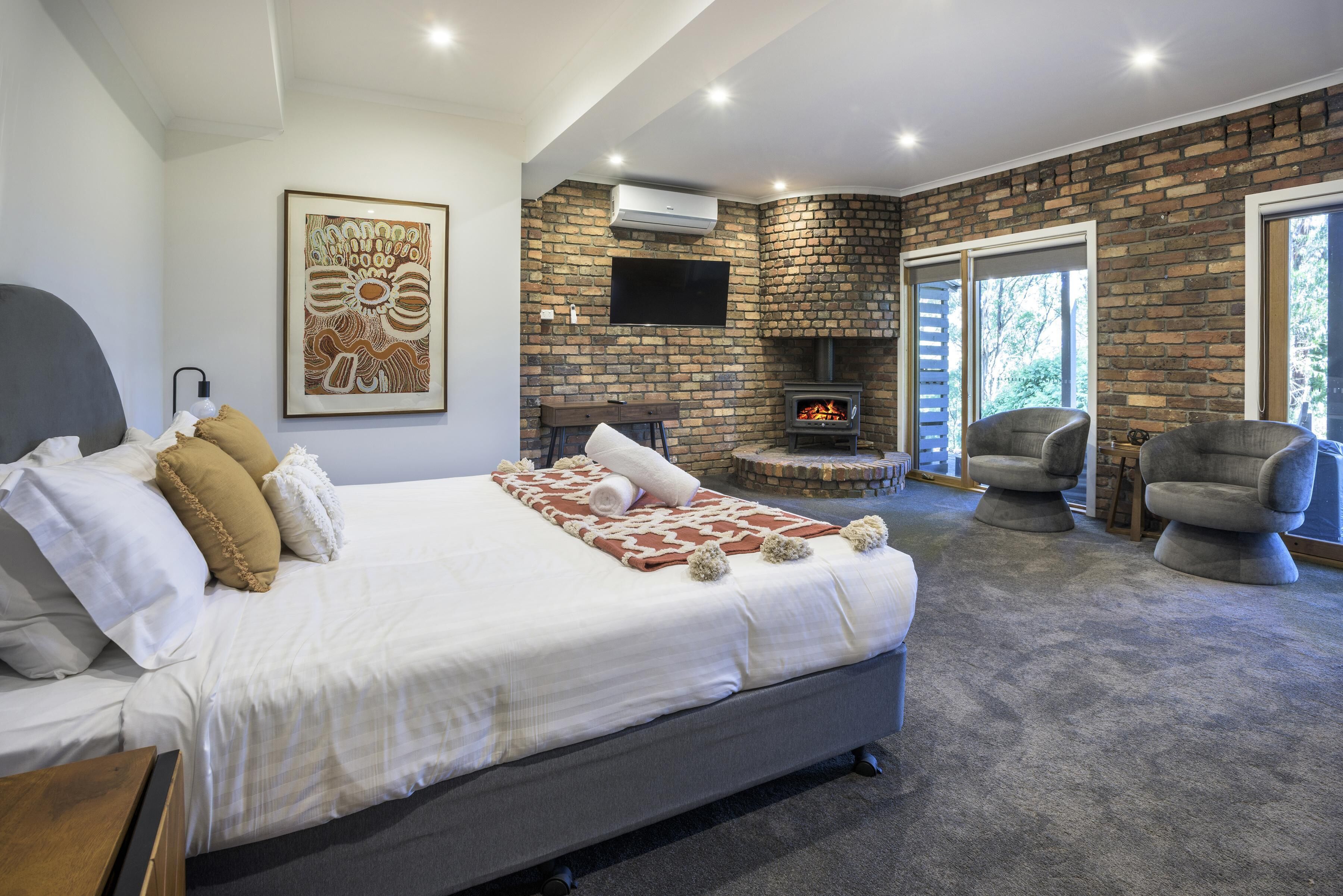 4 bedrooms, iron/ironing board, free WiFi, bed sheets