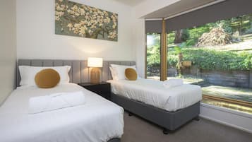 4 bedrooms, iron/ironing board, free WiFi, bed sheets