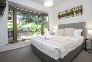 4 bedrooms, iron/ironing board, free WiFi, bed sheets - Elliott Lodge - Two storey lifestyle property sleeps 10 (Upwey)