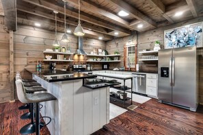 冷蔵庫、電子レンジ、オーブン、コンロ