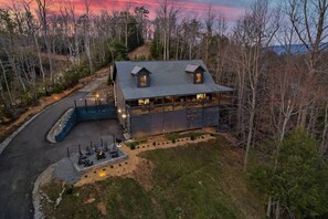 Exterior - 🏡 Luxury Smoky Mountain Retreat | Mega Spa, Game Room & Stunning Views (Cosby)
