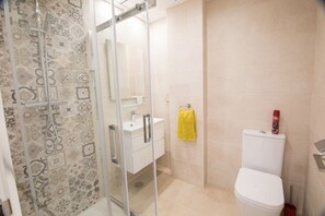 Sèche-cheveux, serviettes fournies, savon, papier toilette