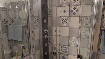 Douche, sèche-cheveux, serviettes fournies, savon