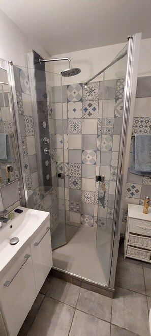 Shower, hair dryer, towels, soap